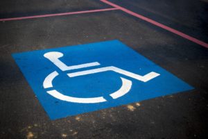 Parcheggio disabili, mancata esposizione del tagliando: è prevista la multa?
