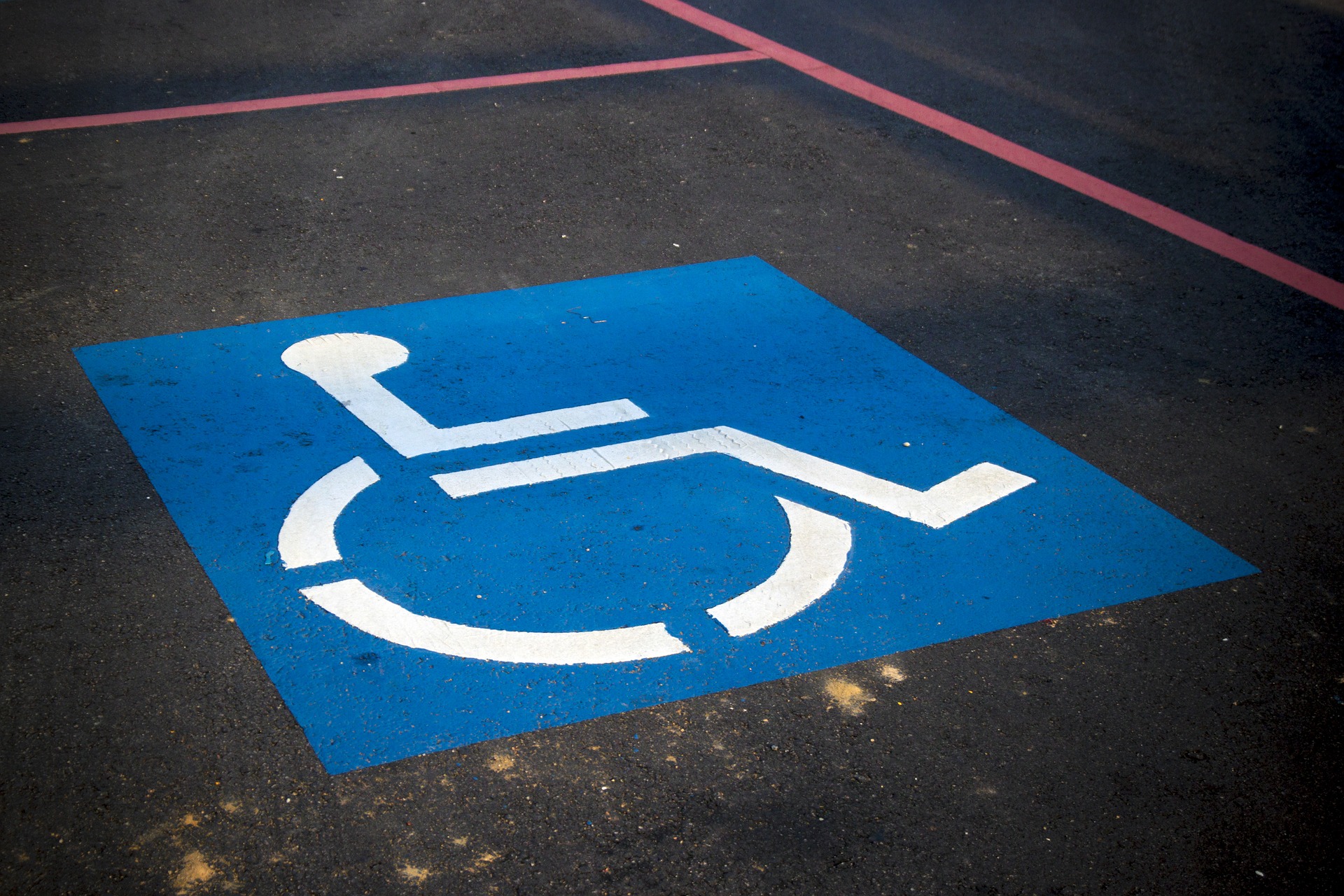 Parcheggio disabili, mancata esposizione del tagliando: è prevista la multa?